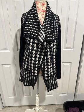 Dana Buchman Black and White Houndstooth Open Front Cardigan